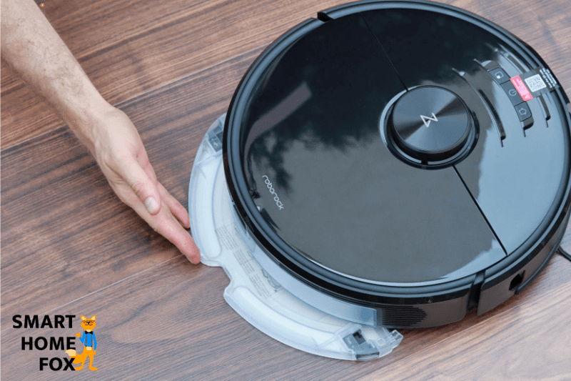 Бак для воды и пластина для мытья прикреплены к роботу-пылесосу Roborock S6 MaxV сзади.